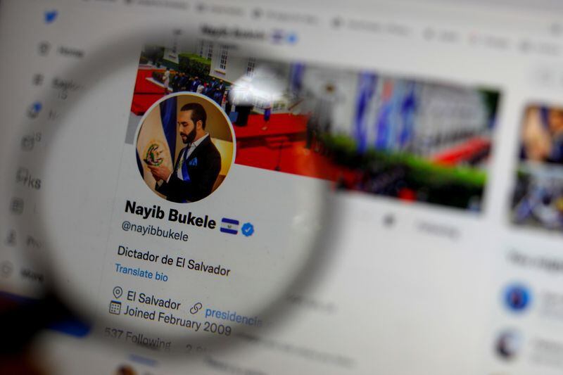 Imagen de archivo. El perfil de Twitter del presidente de El Salvador, Nayib Bukele, con la leyenda "Dictador de El Salvador" se ve en una pantalla de computadora en esta foto ilustrativa, 20 de septiembre de 2021. REUTERS/José cabezas/Ilustración