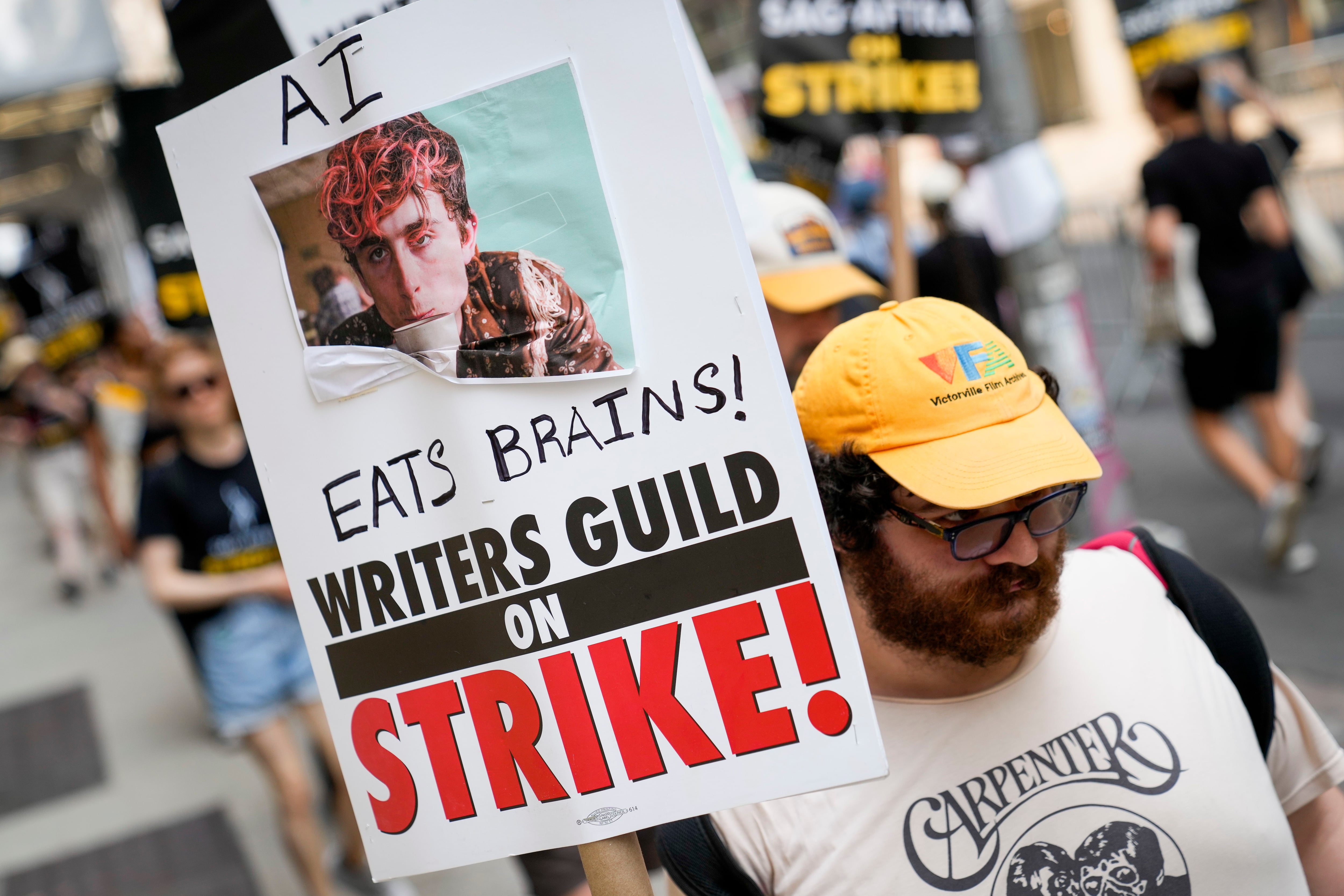 Un cartel de burla de la inteligencia artificial en una protesta de guionistas y actores en huelga en Nueva York. Los guionistas y escritores piden garantías sobre el uso de esta tecnología. (AP/John Minchillo. (AP/John Minchillo)