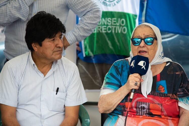 Evo Morales junto a Hebe de Bonafini en la ronda de los jueves de las Madres de Plaza de Mayo 