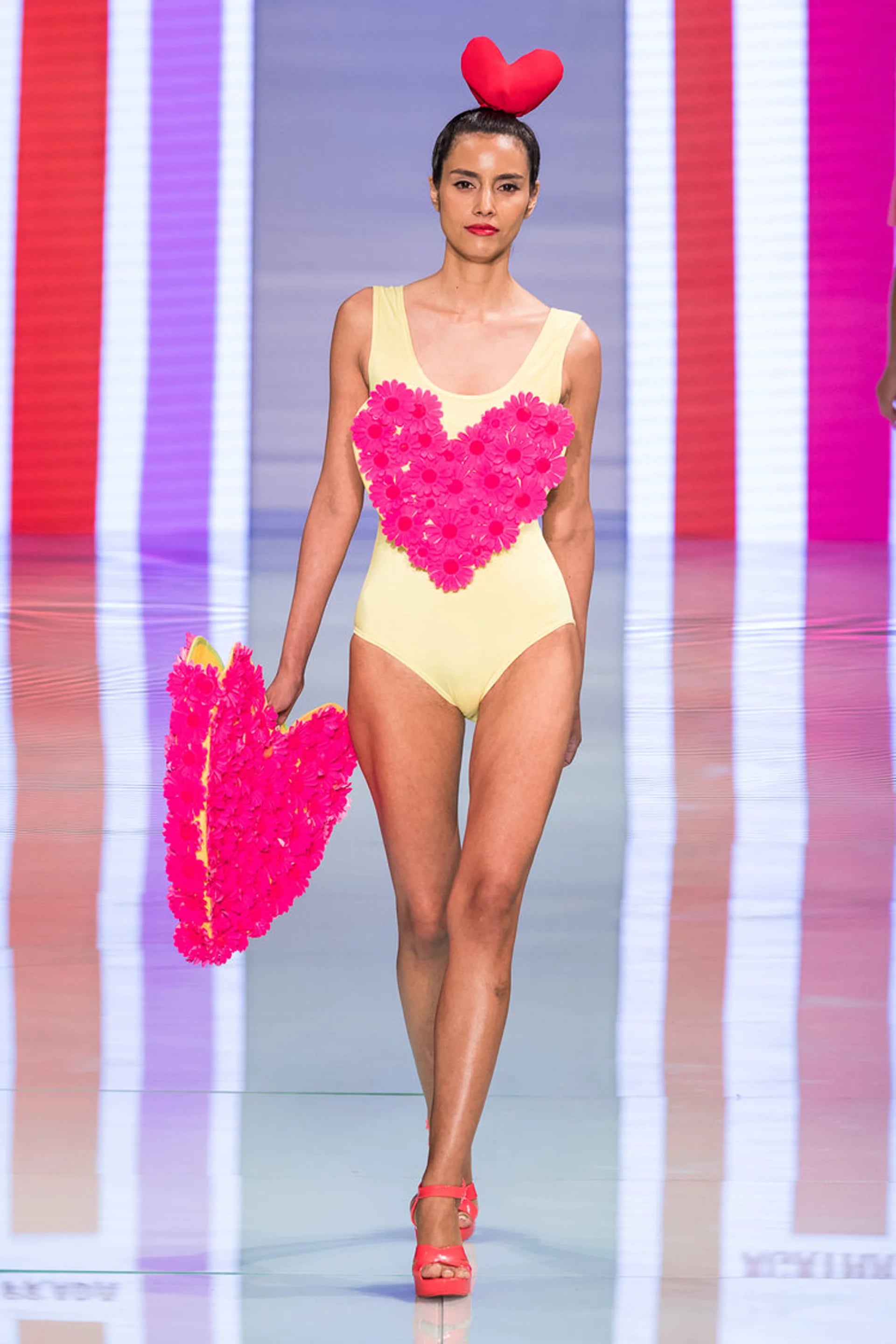 Traje de baño entero con apliques de margaritas fucsias en forma de corazón