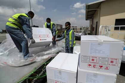 Un cargamento de suministros para COVID-19 se procesa en la terminal de carga de Ethiopians Airlines en el aeropuerto internacional de Bole en Addis Abeba, Etiopía, el 15 de mayo de 2020 (REUTERS/Giulia Paravicini)
