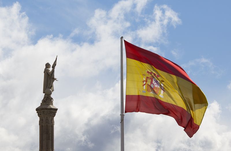 Una vista de la estatua de Cristóbal Colón y una bandera española en la Plaza Colón en Madrid, España. / REUTERS/Paul Hanna