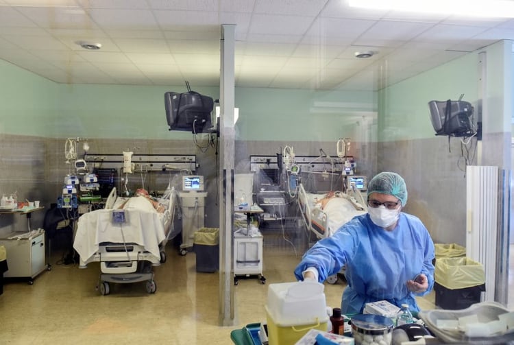Resultado de imagen para 5.000 Médicos INFECTADOS en Italia, CRISIS para los centros Hospitalarios