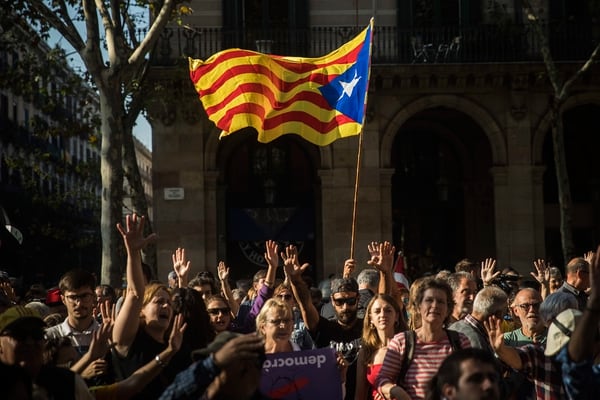 La gente se reunió fuera del parlamento catalán para apoyar una declaración unilateral de independencia, en Barcelona, España, el jueves 26 de octubre de 2017 (AP)
