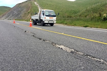 Un camión conduce a lo largo de una carretera fracturada como consecuencia de un terremoto entre las ciudades de Seddon y Ward, en la Isla del Sur de Nueva Zelanda