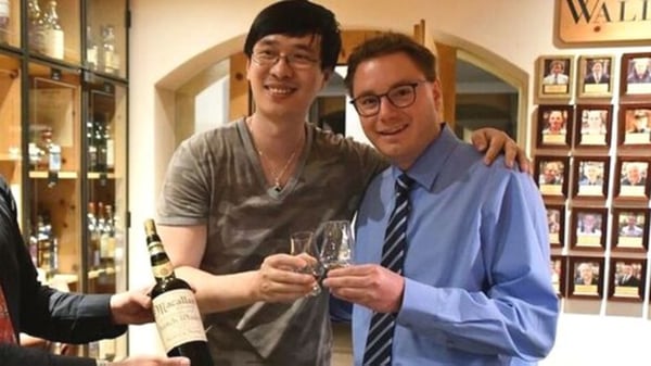 Zhang Wei y Sandro Bernasconi, gerente del hotel, prueban el whisky (falso) más caro del mundo