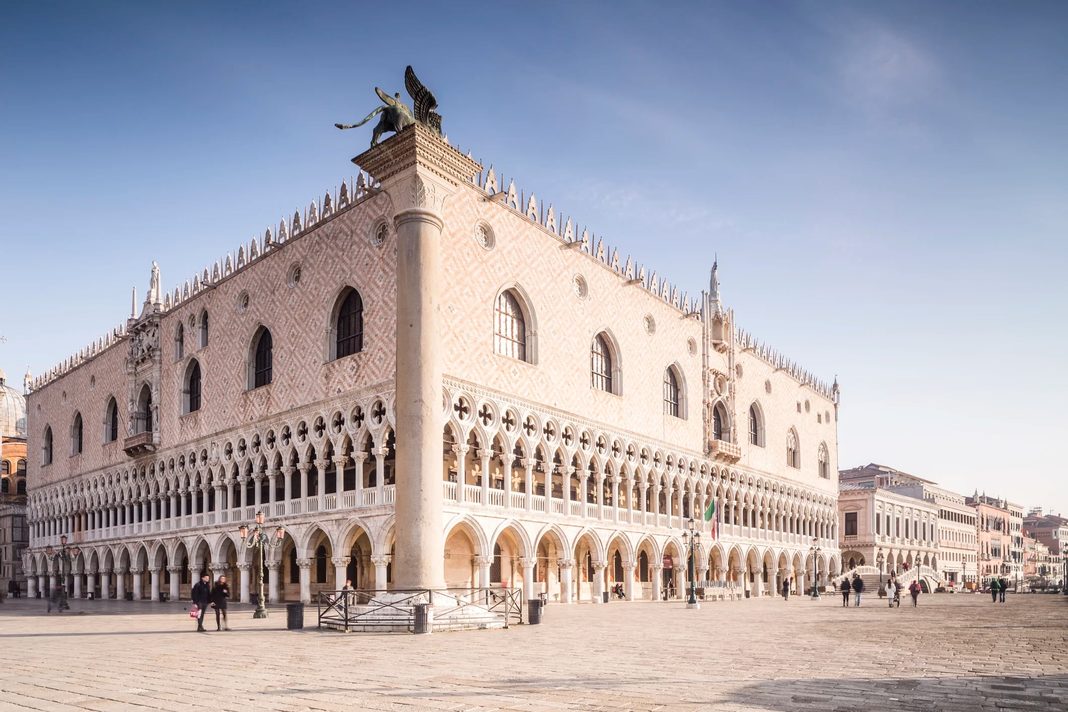 Construido en estilo gótico veneciano, el Palacio Ducal es uno de los principales hitos de la ciudad de Venecia. El palacio fue la residencia del Dux de Venecia, la autoridad suprema de la antigua República de Venecia, y se inauguró como museo en 1923