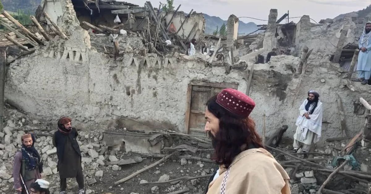 Más de mil muertos y cientos de heridos en un fuerte terremoto en Afganistán  - Infobae
