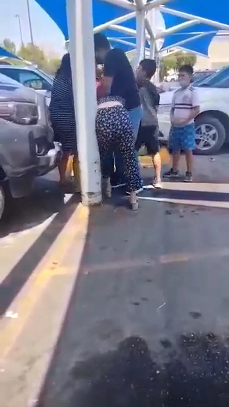 Mujer encontró a su pareja con amante y la golpeó en la calle
