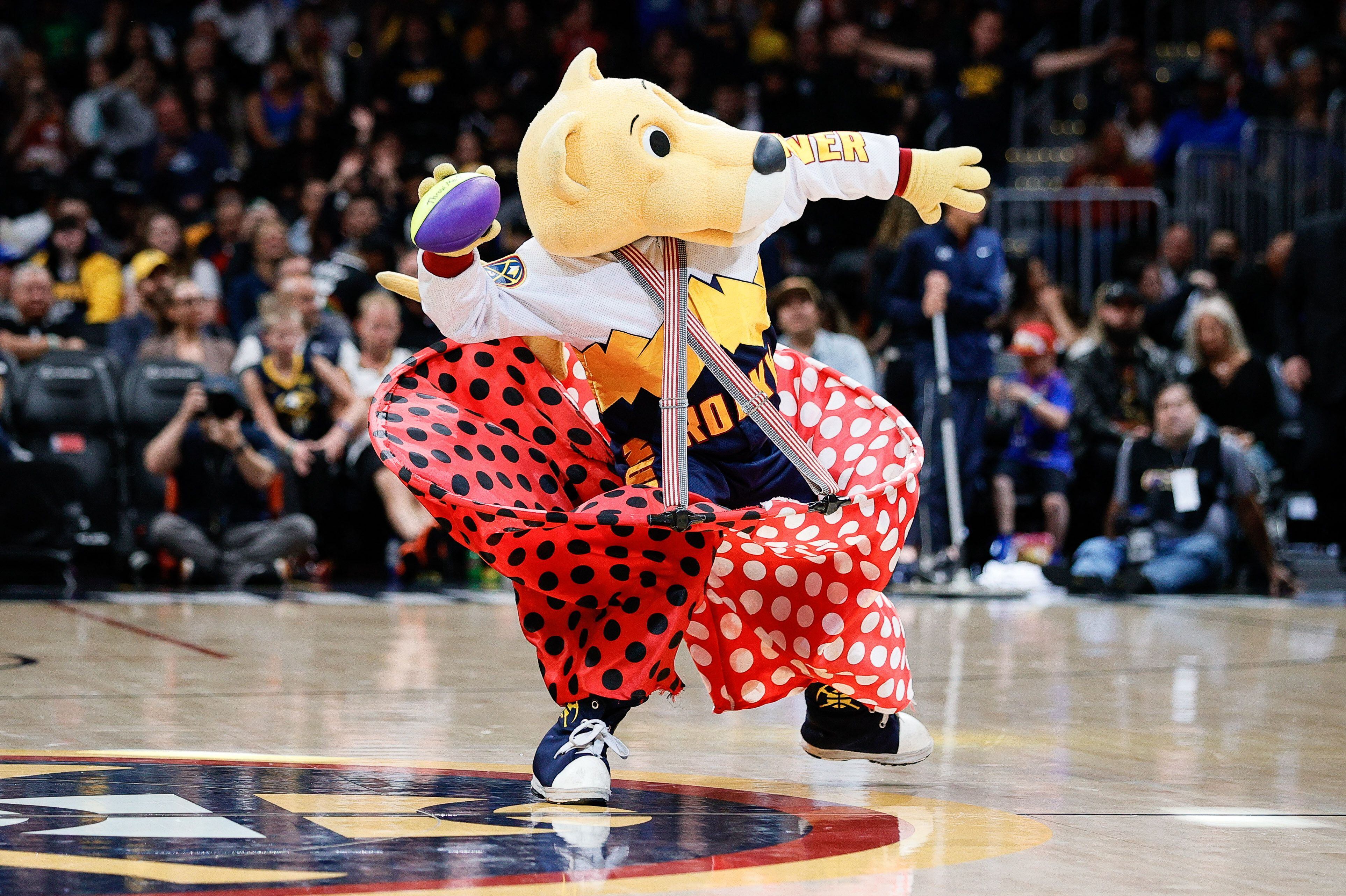 Rocky, la mascota de los Denver Nuggets, es la que más cobra en la NBA (Isaiah J. Downing-USA TODAY Sports)