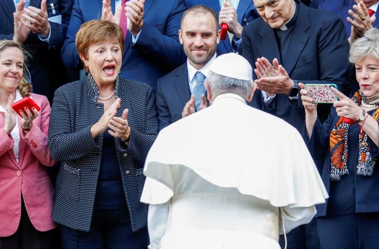 Kristalina Georgieva, Martin Guzman y el Papa Francisco en una conferencia en el Vaticano. 