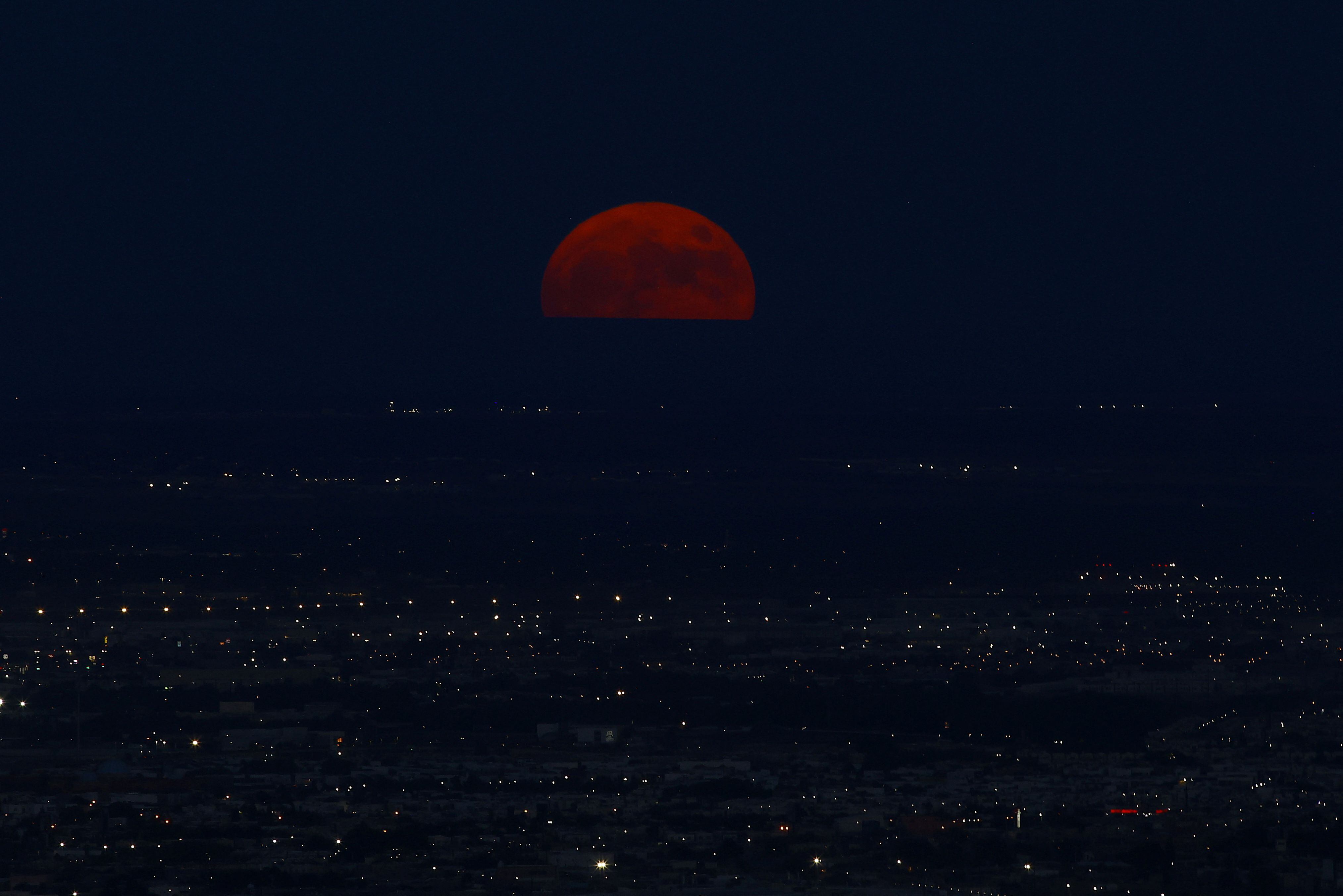 Una superluna azul, la luna llena más cercana a la Tierra del año, maravilló a los observadores de estrellas de Ciudad Juárez, México.(REUTERS)