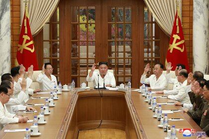 El líder norcoreano Kim Jong-un asiste a una reunión ampliada del Buró Político del 7º Comité Central del Partido de los Trabajadores de Corea (WPK), en Pyongyang en esta imagen publicada el 25 de agosto de 2020 por la Agencia Central de Noticias de Corea del Norte (KCNA)