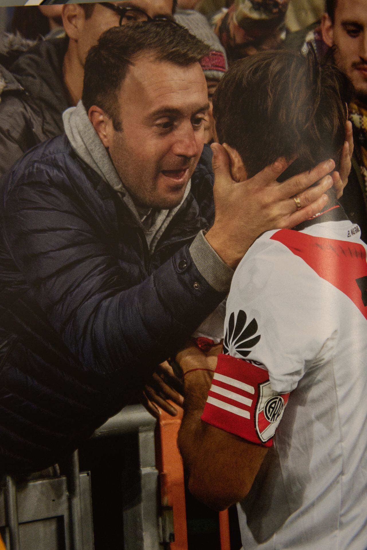 El capitán localiza entre las plateas del Bernabéu a un ex compañero en las juveniles de Newell's (Foto: Libro Creer)