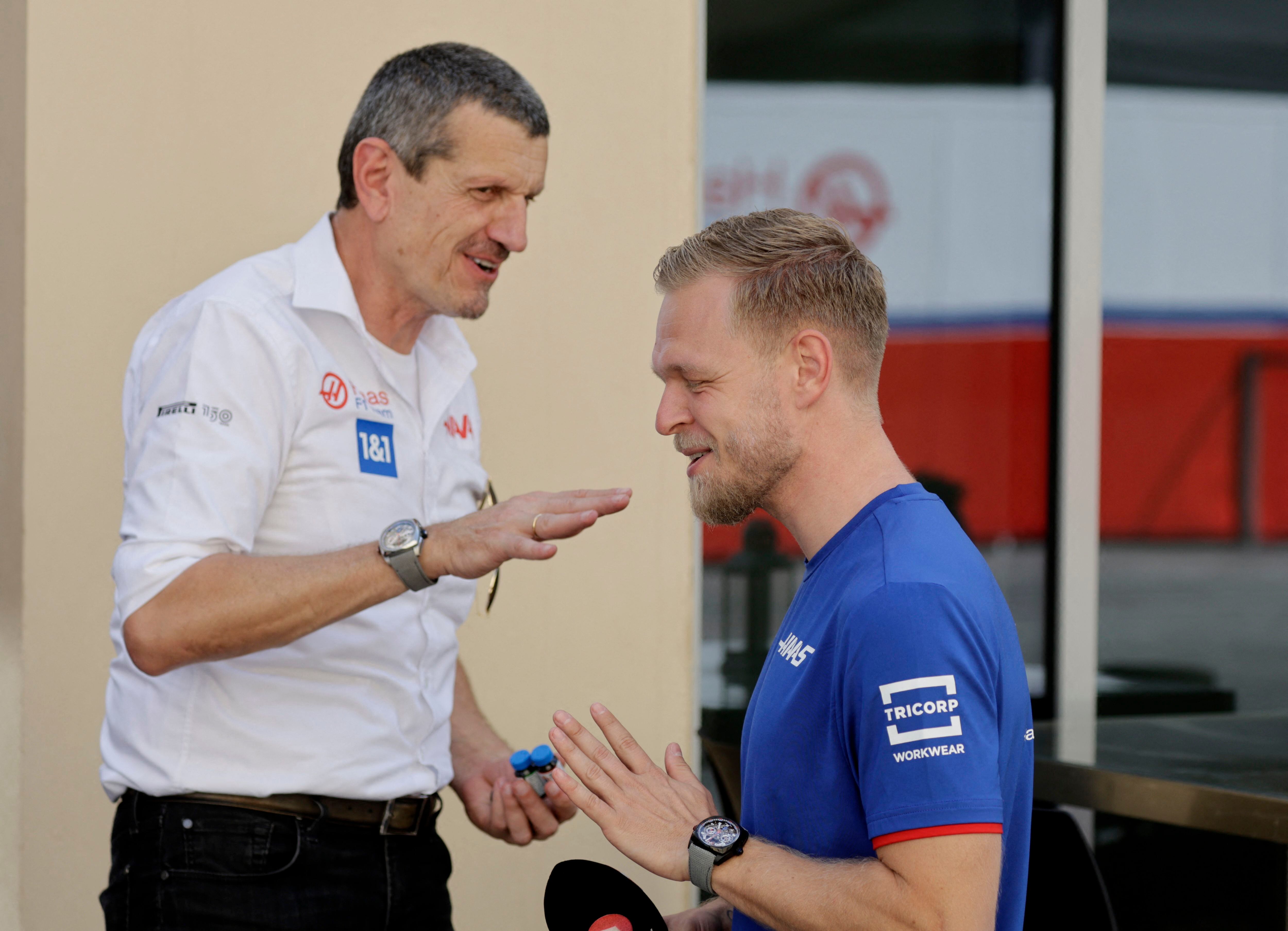 Guenther Steiner, jefe del equipo Haas, y Kevin Magnussen, que este año tiene como compañero a Nico Hulkenberg (REUTERS/Leonhard Foeger)