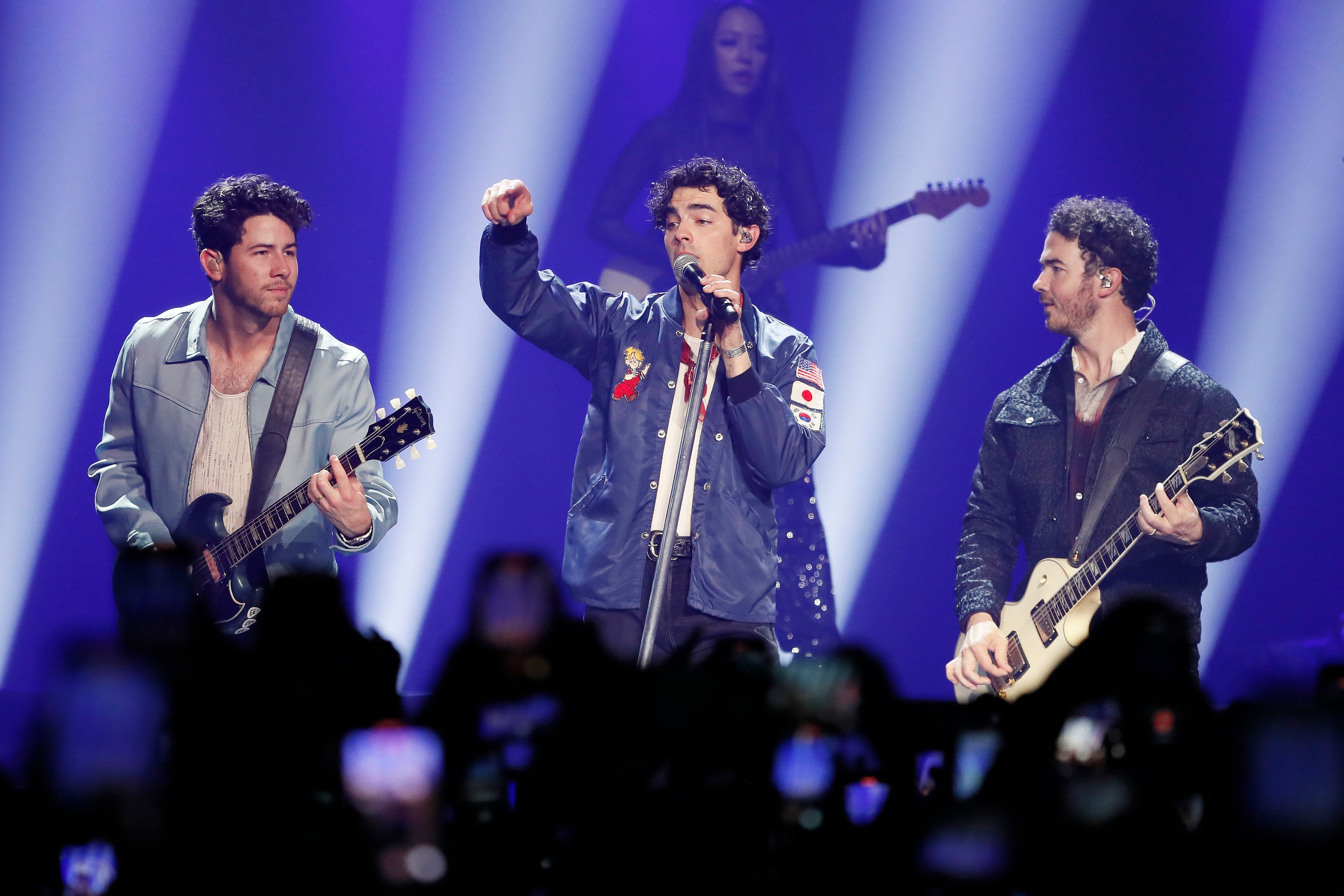 Los cantantes Nick, Joe y Kevin Jonas se presentan en el Movistar Arena en Buenos Aire (EFE/ Carlos Ortega)
