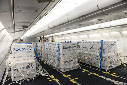 Las vacunas son cargadas a los aviones en contenedores especiales (Twitter: @ceriani_pablo)