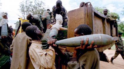 En plena guerra civil, combatientes rebeldes cargan morteros y municiones en un camión (Reuters)