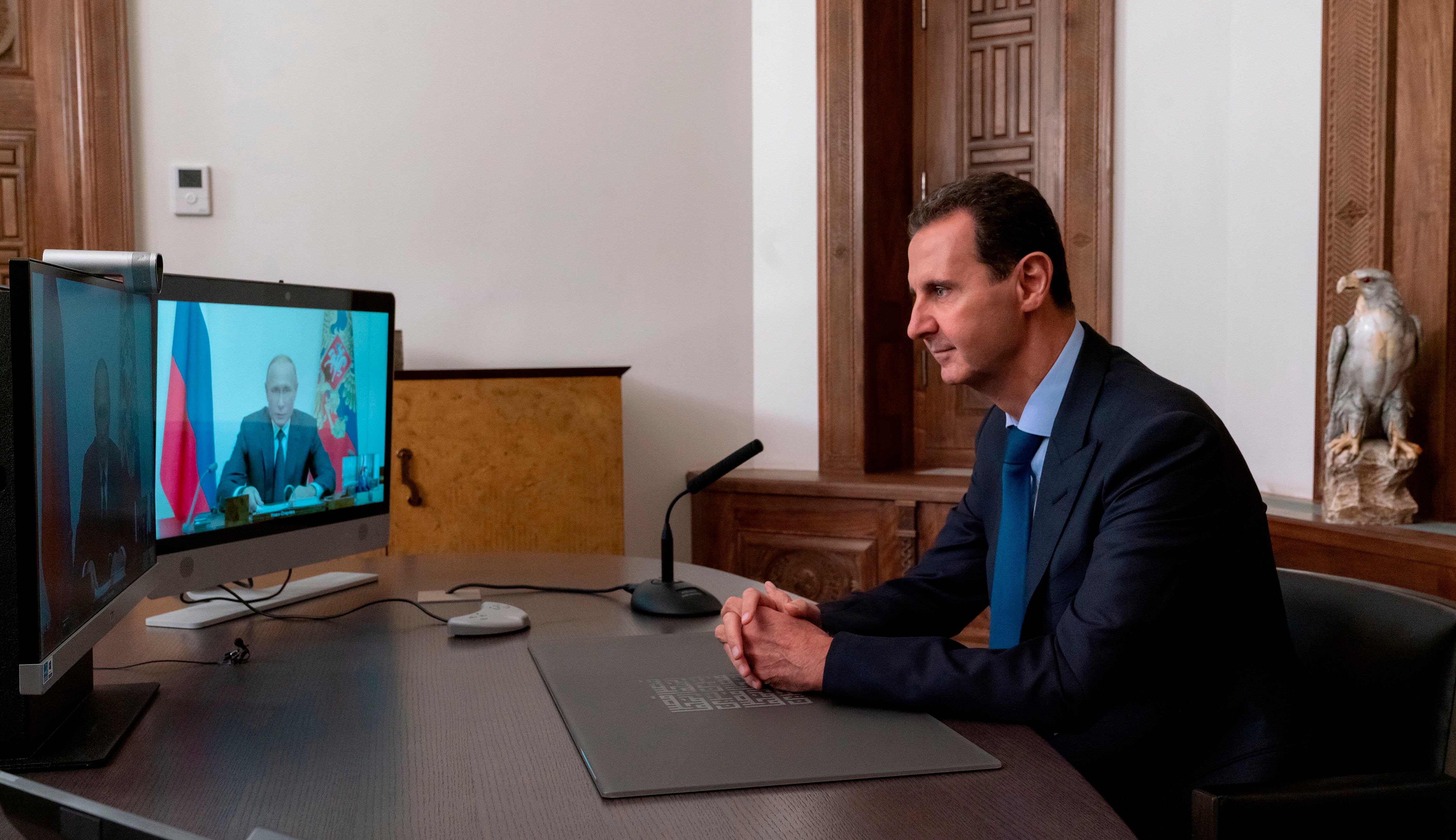 El presidente de Rusia, Vladimir Putin, en una videoconferencia con su homólogo sirio, Bashar al Assad (EFE)