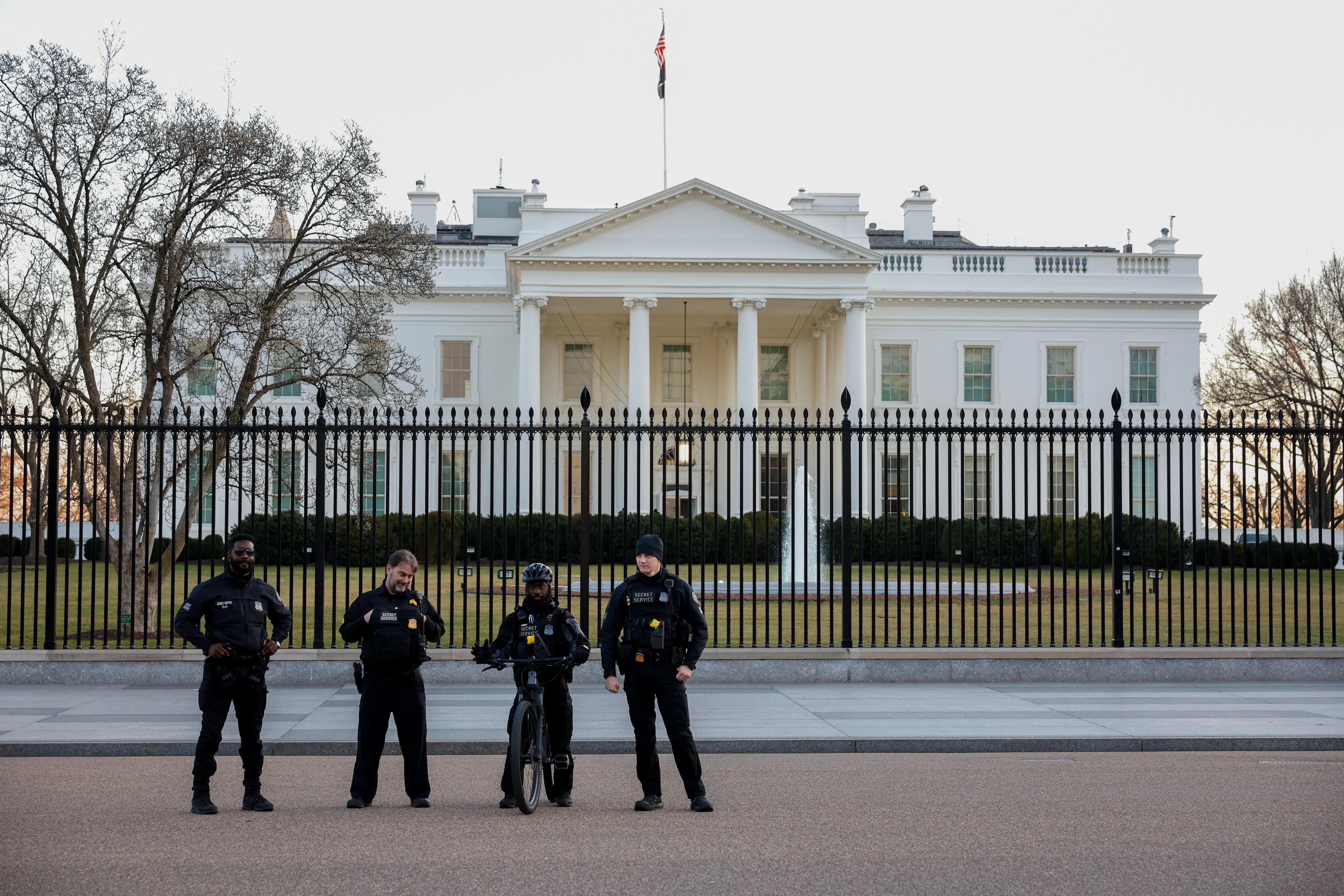 La Casa Blanca está fuertemente custodiada por agentes del Servicio Secreto de EEUU (REUTERS/Tasos Katopodis)