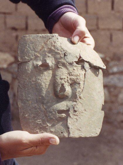 Una de las tumbas halladas adquirió popularidad porque “en ella se halló una máscara de cobre" (Télam)