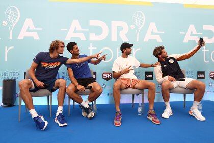 Alexander Zverev, Novak Djokovic, Grigor Dimitrov y Dominic Thiem, muy cercanos en una conferencia de prensa del Adria Tour (REUTERS)