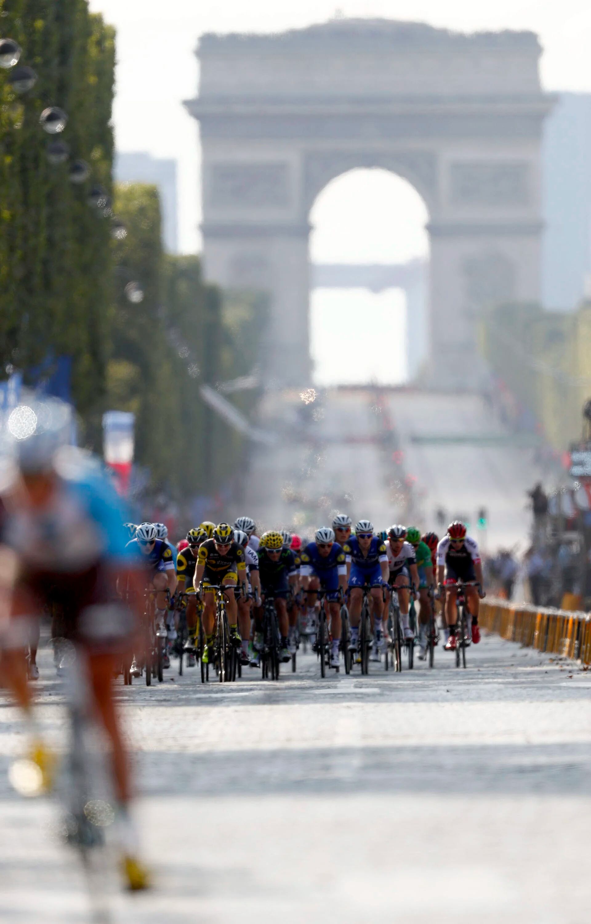 Las calles de París disfrutaron de la carrera más prestigiosa del ciclismo mundial (EFE)