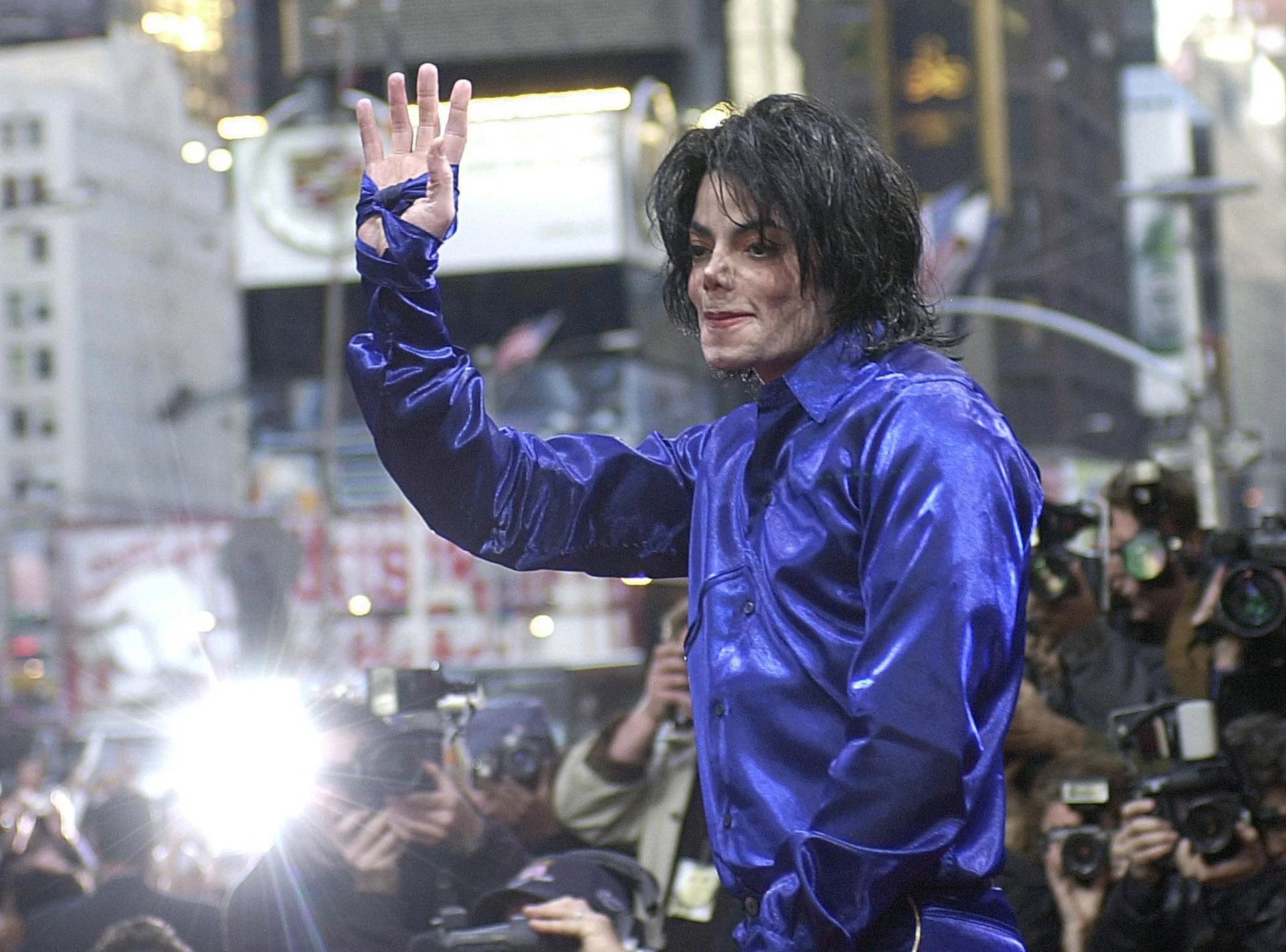 Michael Jackson saluda a la multitud que lo esperaba en una tienda para celebrar el lanzamiento de su disco “Invincible”, en Nueva York (Noviembre del 2001)