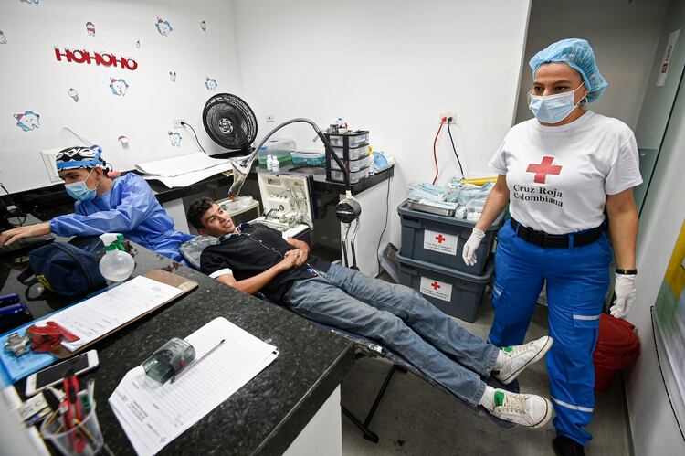 La Cruz Roja instaló un puesto de asistencia para revisar la salud de los migrantes (AFP)