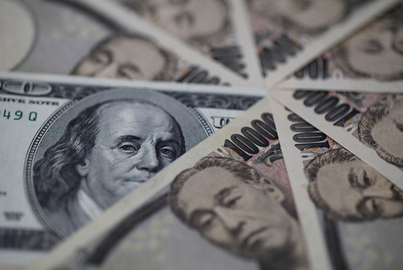 FOTO DE ARCHIVO: Un billete estadounidense de cien dólares y billetes japoneses de 10.000 yenes se ven en esta foto ilustrativa en Tokio, Japón. 28 de febrero, 2013. REUTERS/Shohei Miyano/Archivo