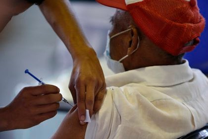 El segundo objetivo de vacunación contra COVID-19 son las personas con 60 años o más (Foto: AP / Rebecca Blackwell)