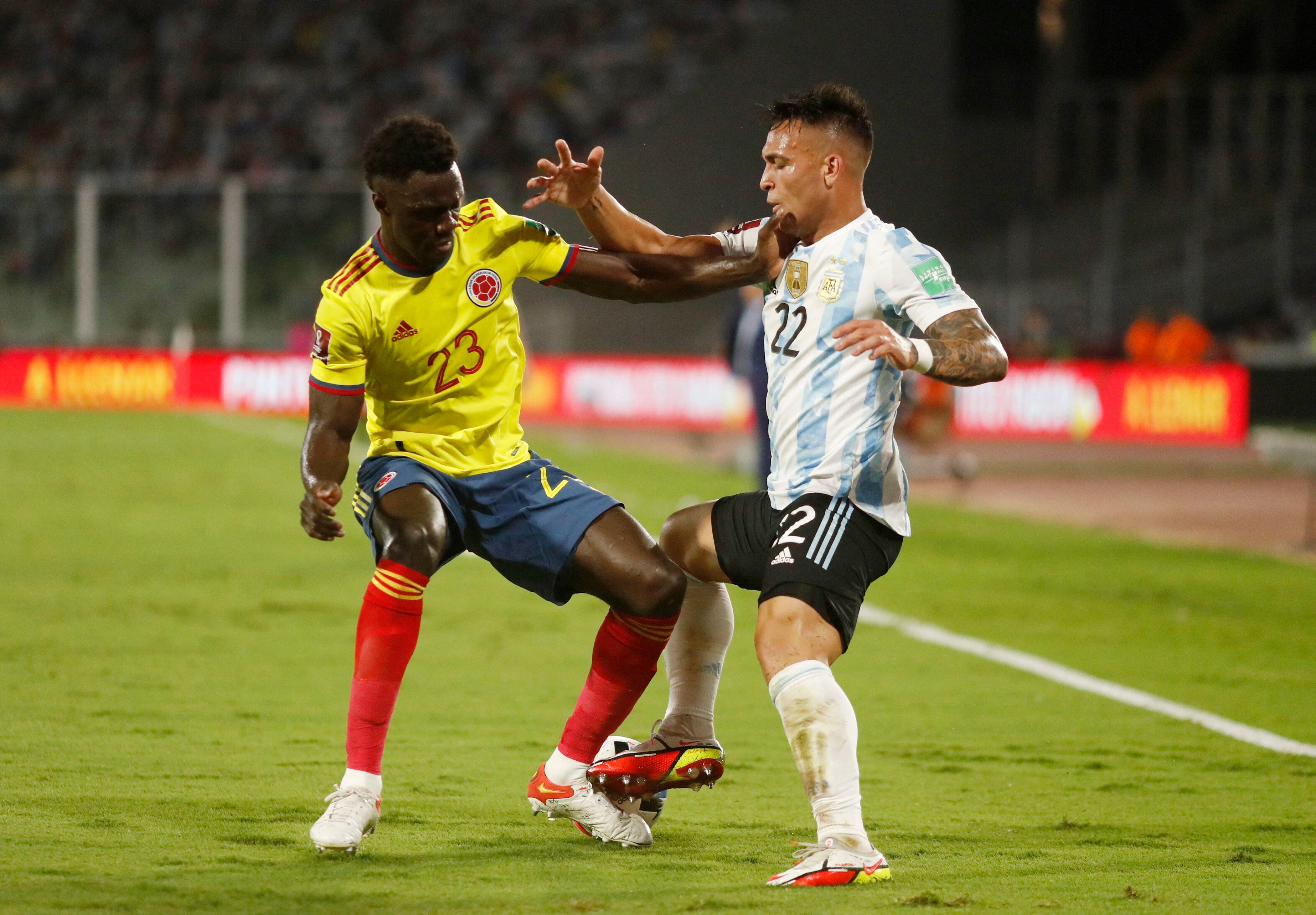 El defensor colombiano habló sobre el futuro del equipo nacional para el futuro. Foto: REUTERS/Agustin Marcarian