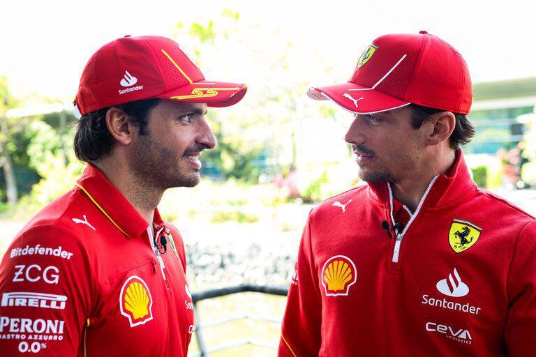 Los pilotos de Ferrari, Carlos Sainz y Charles Leclerc (Ferrari)