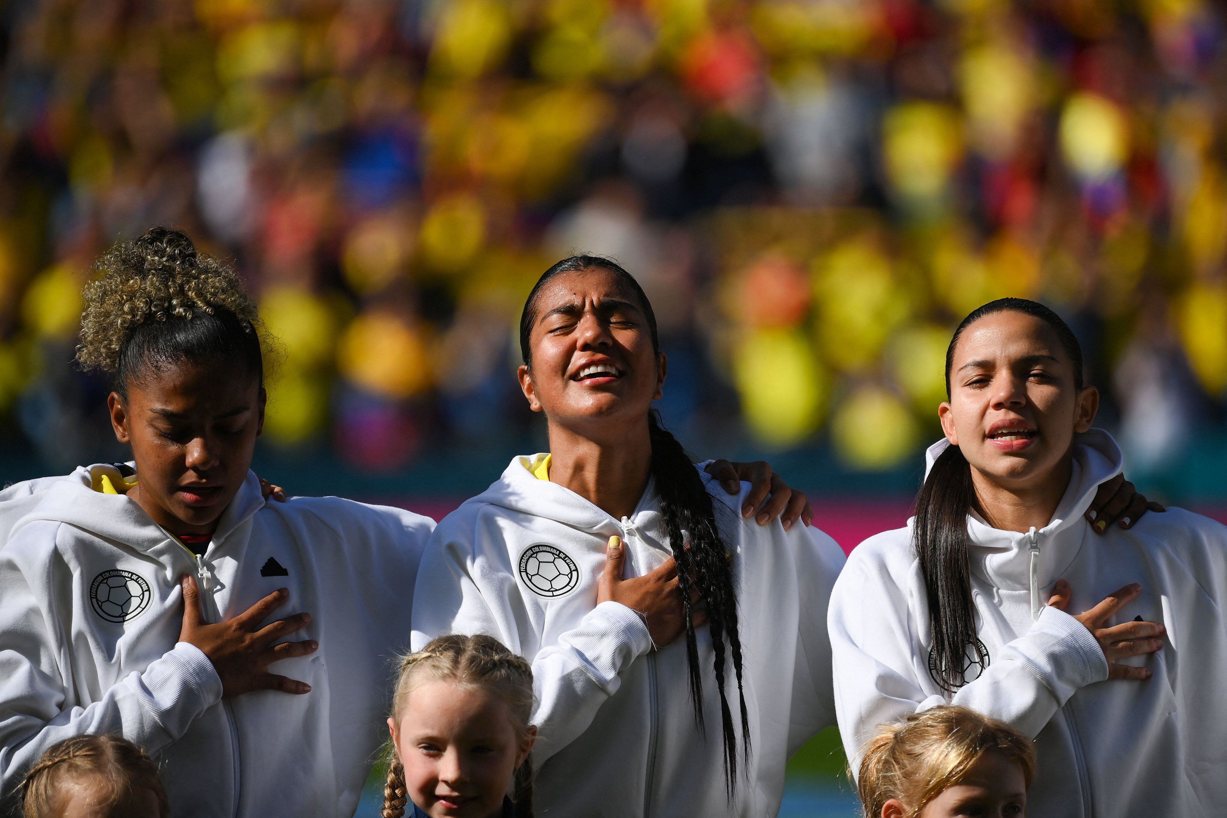 La emoción de las jugadoras de la selección Colombia Femenina al entonar el himno nacional.
(FIFA)