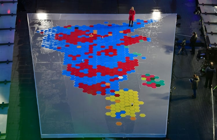 La presentadora Sophie Raworth muestra el resultado de las elecciones presentado como un mapa de distritos del Reino Unido en la piazza de Broadcasting House, en Londres (Jeff Overs/BBC/Handout vía REUTERS)