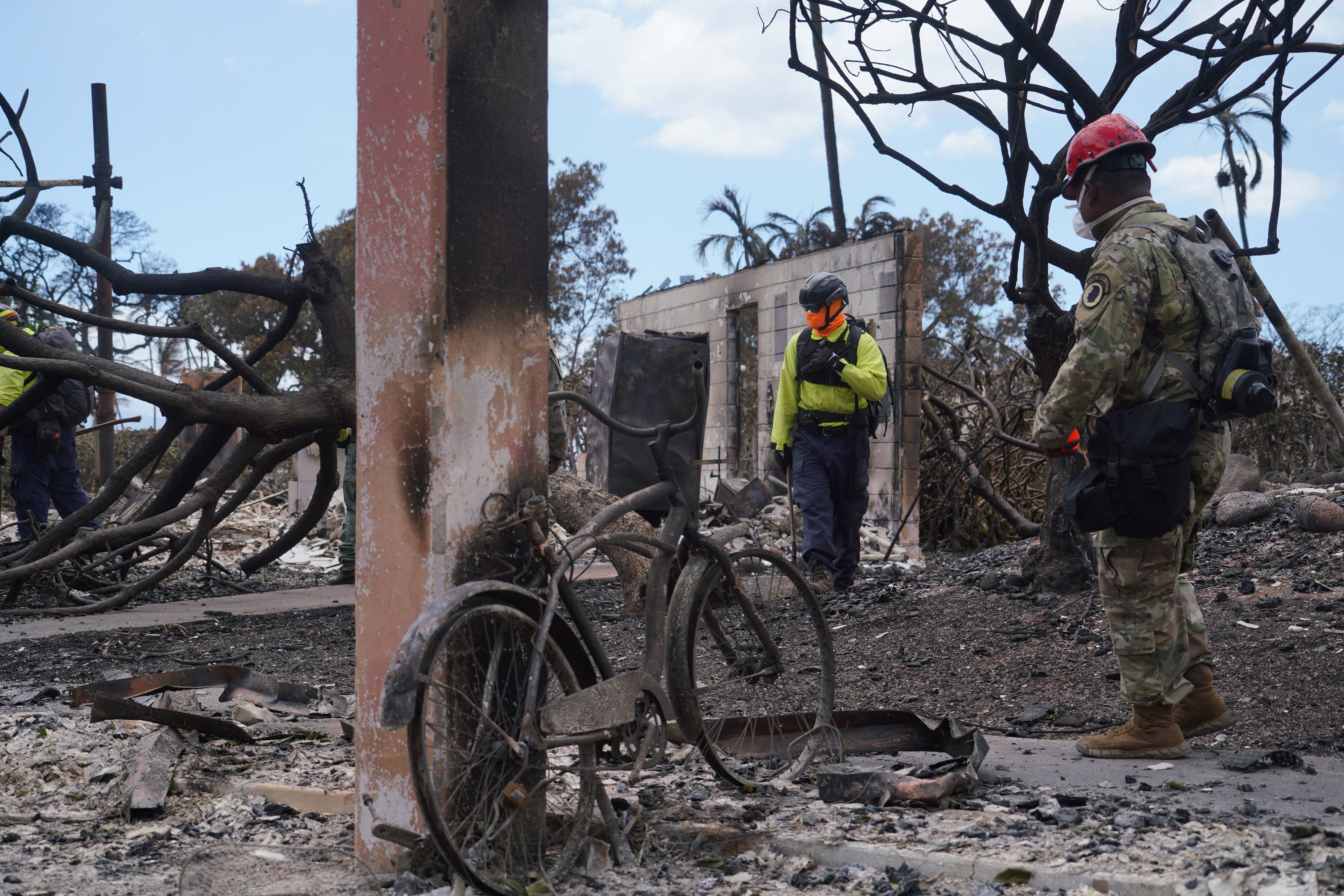 Las autoridades de Hawaii siguen buscando entre los escombros tras los devastadores incendios (US National Guard/Master Sgt. Andrew Jackson/Handout via REUTERS)