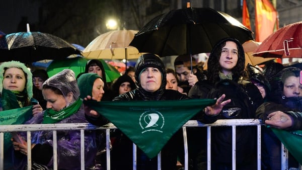 La vigilia de las militantes del aborto bajo la lluvia (Julieta Ferrario)