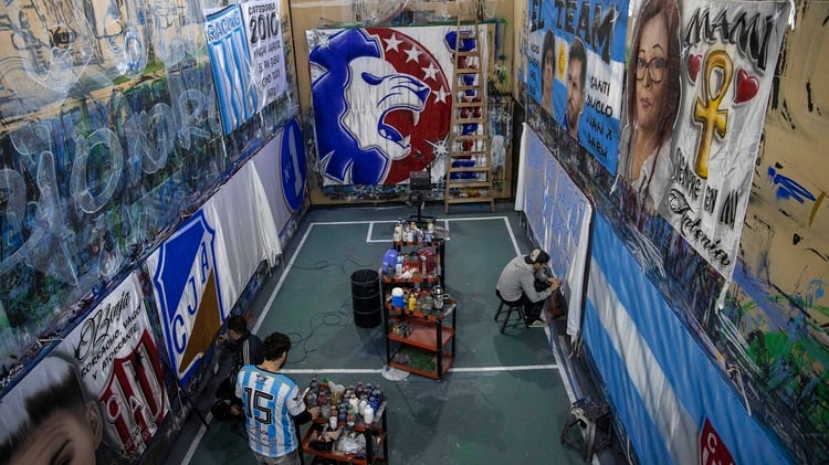El taller de Pepe, un templo futbolero donde trabaja en equipo. Imagen: Lihue Althabe