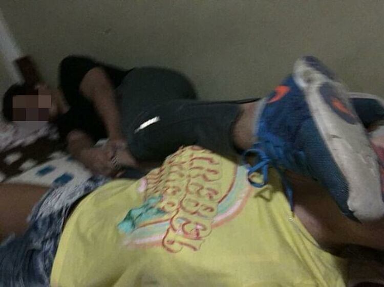 La imagen que compartió en su cuenta de Twitter, con su ex novio golpeándola en la cara