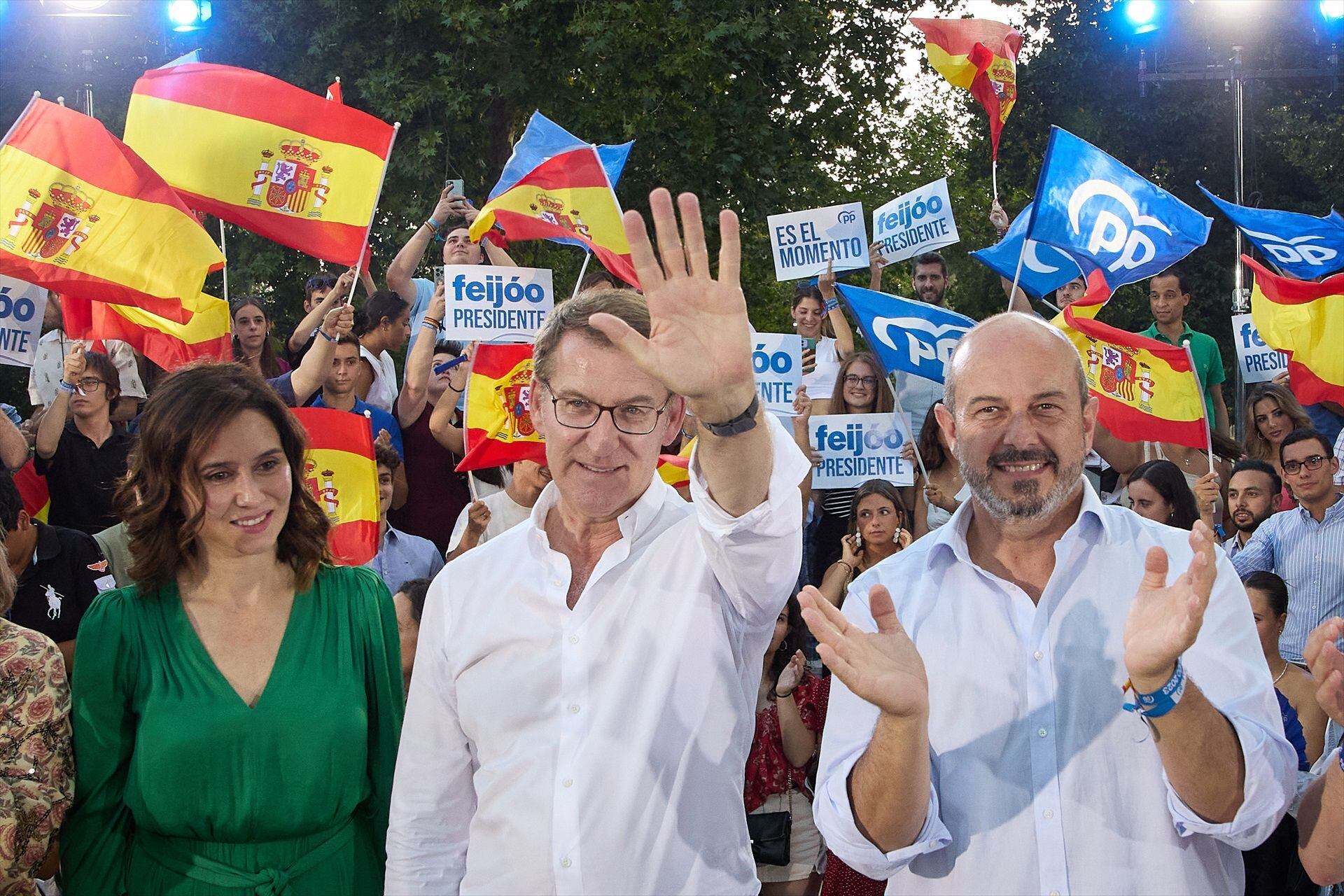 La presidenta de la Comunidad de Madrid, Isabel Díaz Ayuso y el líder del Partido Popular y candidato a la Presidencia del Gobierno, Alberto Núñez Feijóo, en un acto de campaña en Madrid (Jesús Hellín / Europa Press)