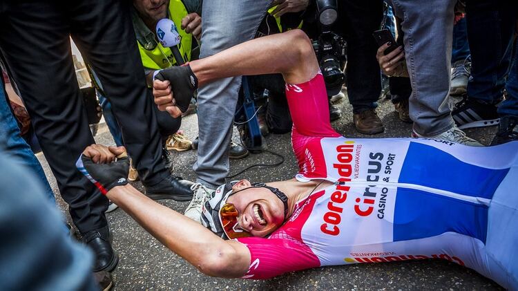 Mathieu van der Poel celebra tras el heroico triunfo en Amstel Gold Race (AFP)