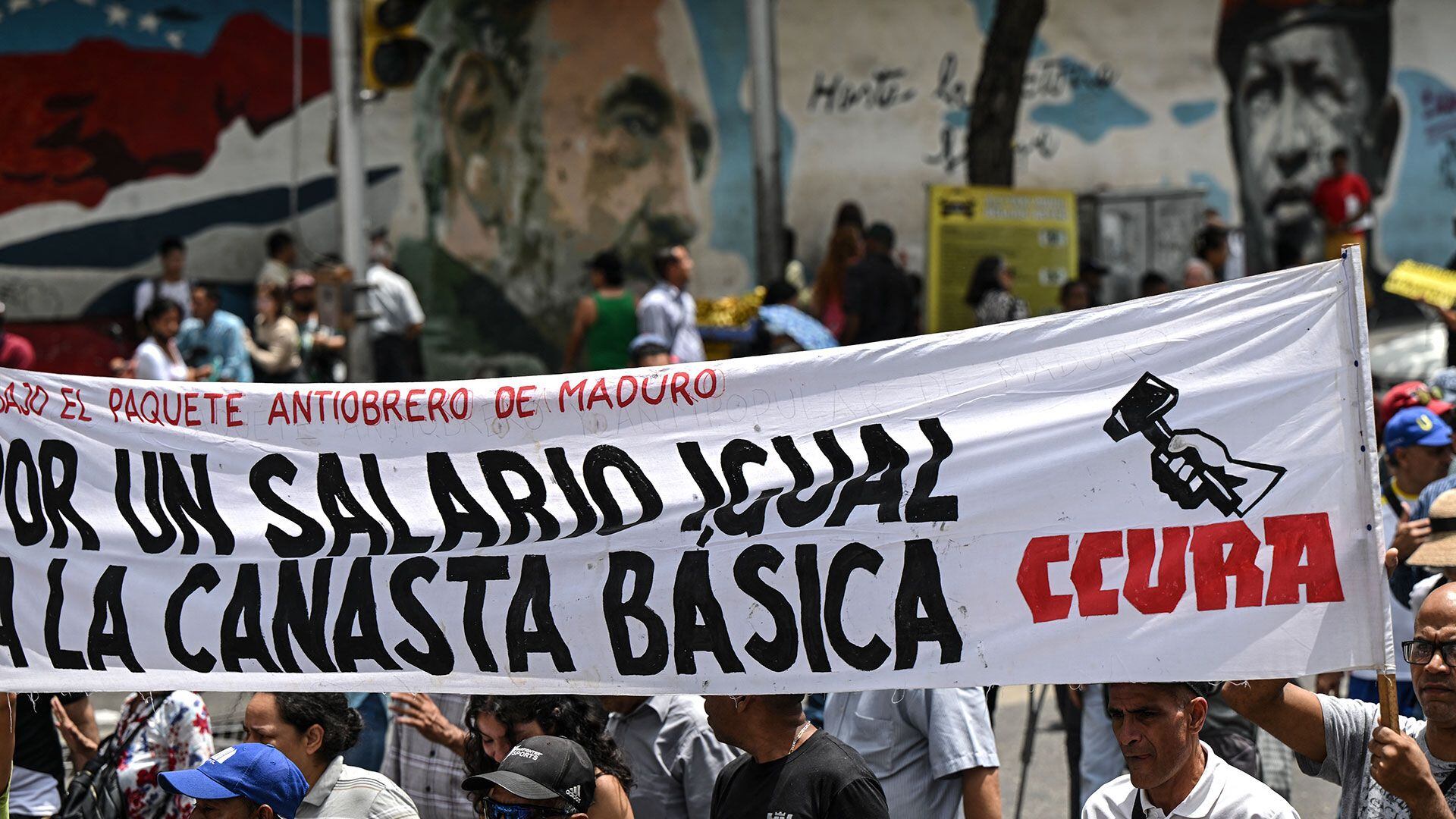 Los trabajadores piden mejores salarios (Yuri CORTEZ/AFP)