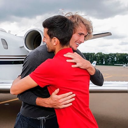 Zverev en la previa del Adrian Tour abrazado a Novak Djokovic, quien dio positivo en coronavirus (@adriatourofficial)