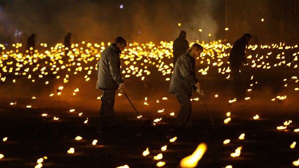 La gente enciende las llamas en la ceremonia (AFP)