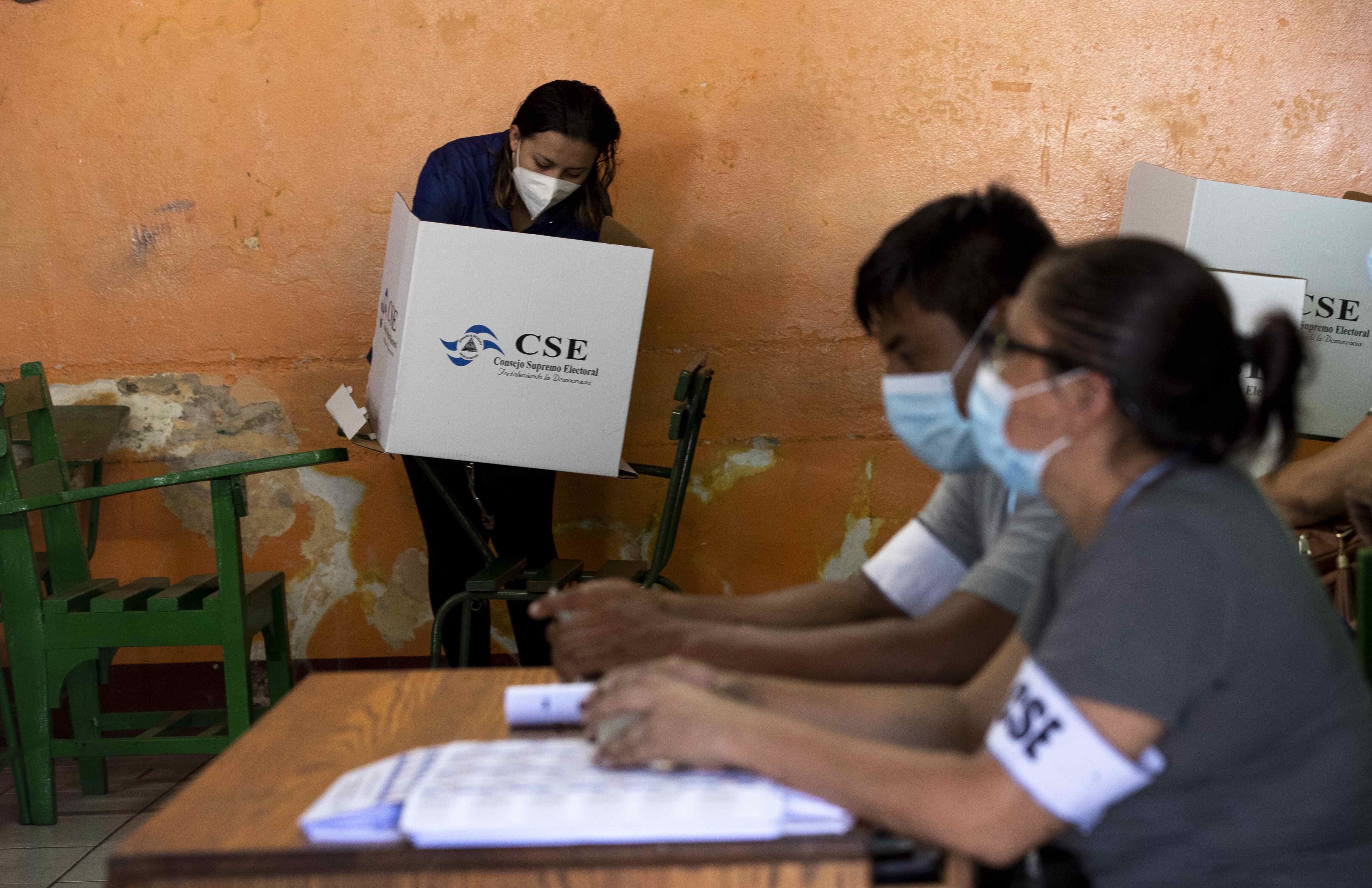Una mujer (c) vota el 7 de noviembre de 2021 en Managua (Nicaragua). (EFE/Jorge Torres)
