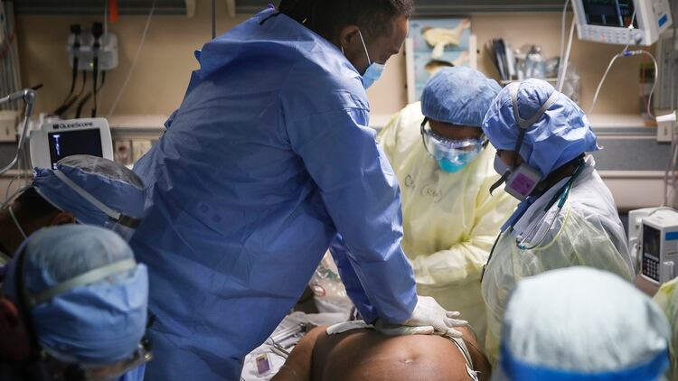 Momento en que médicos y enfermeras logran revivir a un paciente crítico de coronavirus en un hospital de Yonkers, Nueva York (AP/John Minchillo)