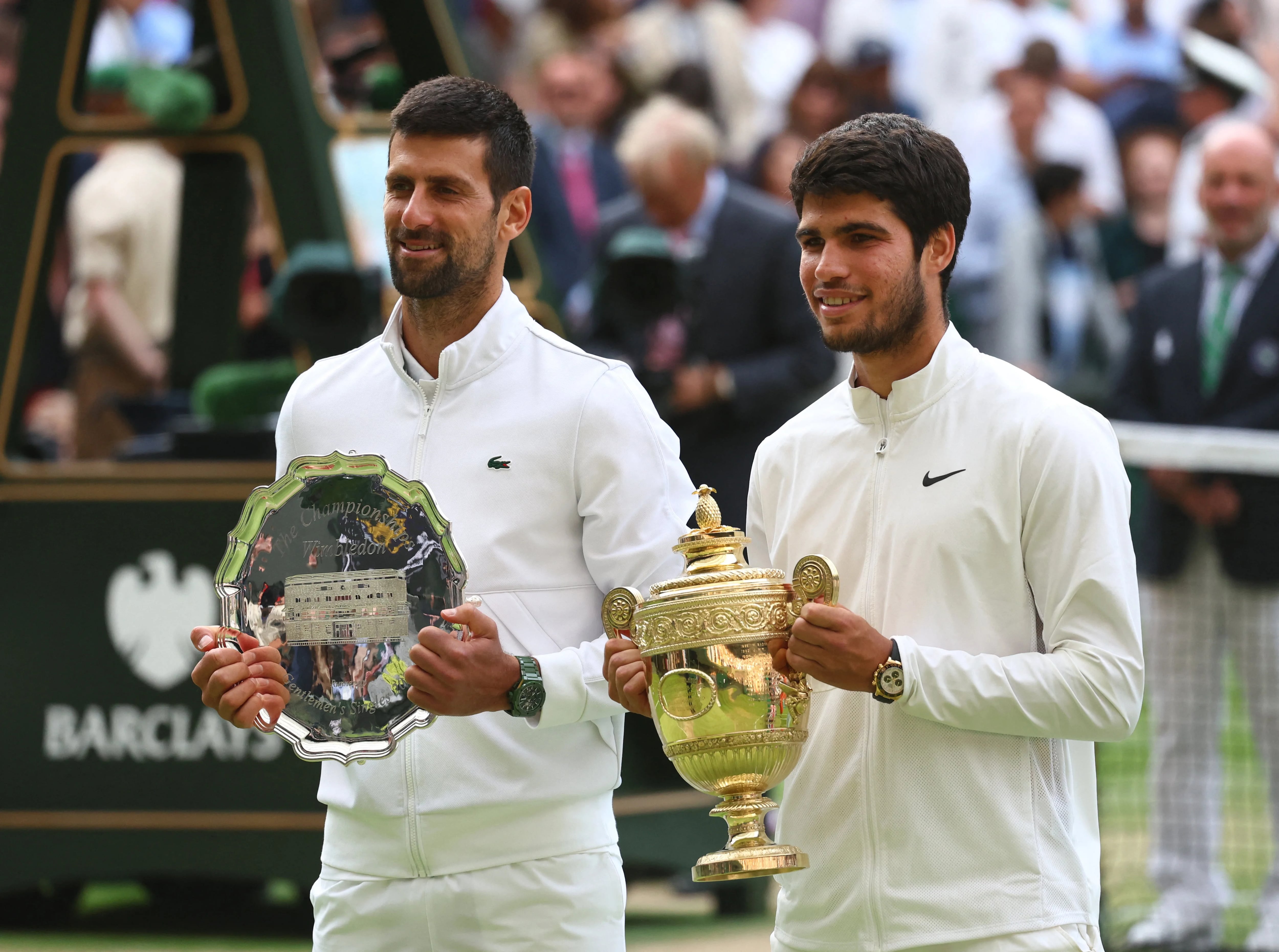 Novak Djokovic y Carlos Alcaraz en la entrega de premios tras la final de Wimbledon (REUTERS/Toby Melville)