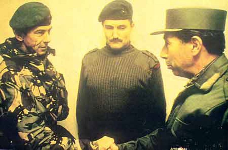 Jeremy Moore aceptando la rendición del jefe militar argentino en Malvinas, Mario Benjamín Menéndez