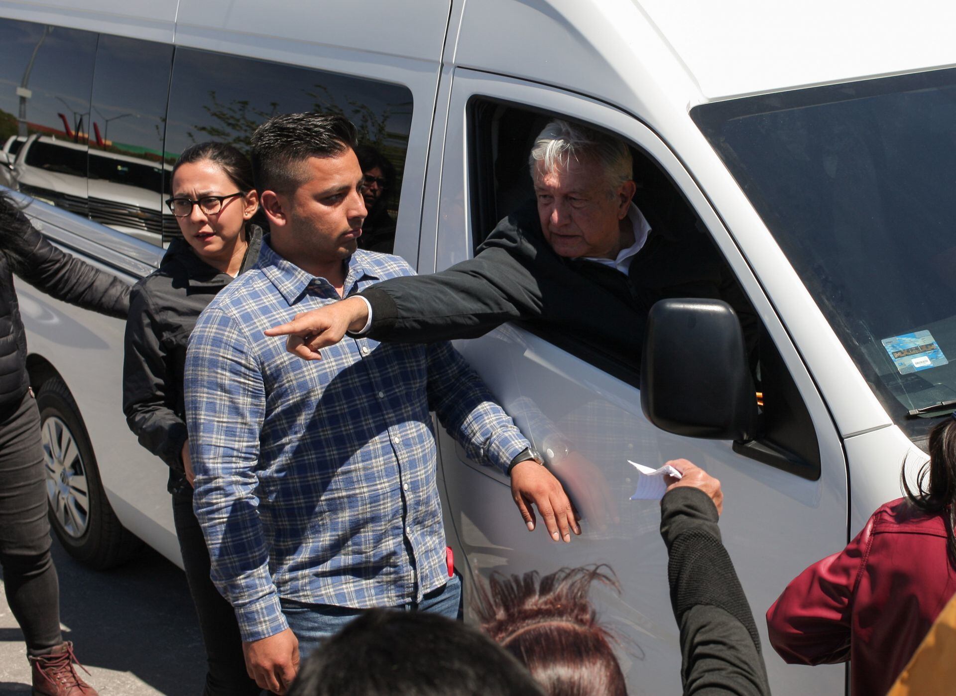 Andrés Manuel López Obrador arriba a Ciudad Juárez, Chihuahua, en medio de una protesta de migrantes a las afueras del plantel de Bachilleres.