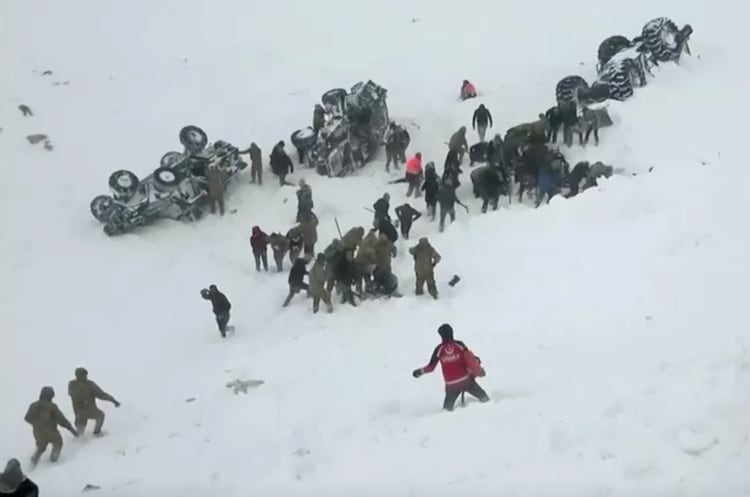 Los rescatistas buscaban a las víctimas de la avalancha del martes cuando un nuevo alud los sorprendió (Reuters)